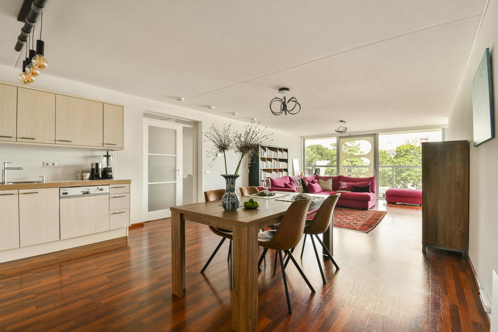 Woonkamer met uitzicht over het water — Th. K. van Lohuizenlaan 234, Amsterdam
